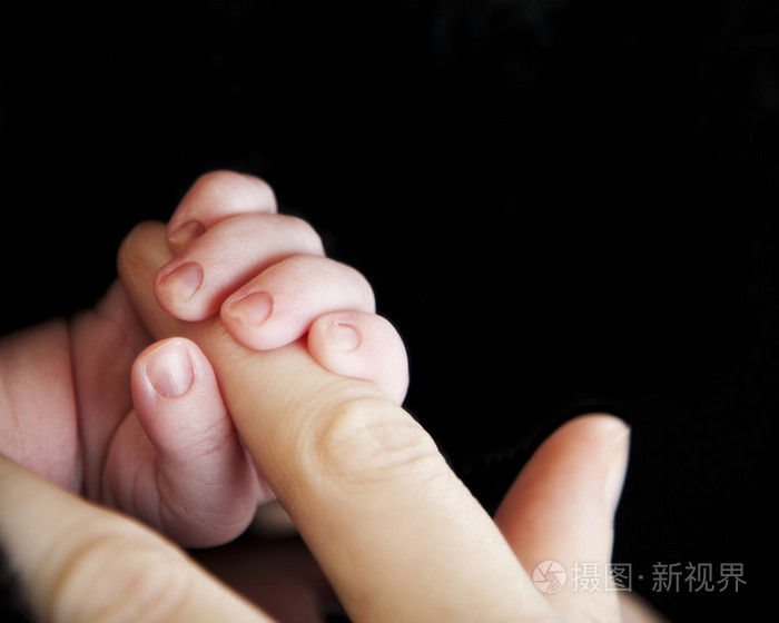 初生婴儿手抓手指