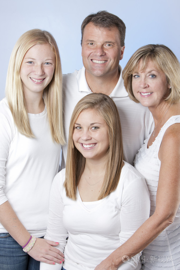 形象的微笑与母亲, 父亲和两个女儿四人家庭照片-正版商用图片1bpdf2