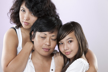 亚洲的母亲和她的两个女儿的形象
