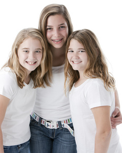 腰部上面三个白种人姐妹的形象