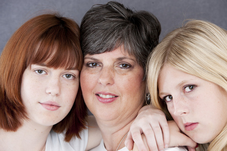 微笑白种人的母亲和她的两个女儿的形象