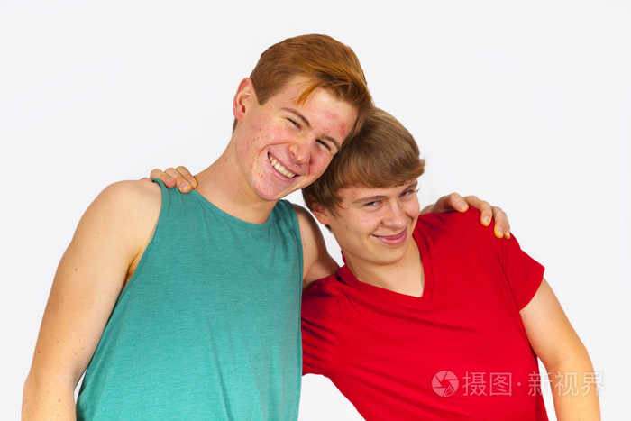 兄弟在一起开玩笑在一起玩得开心