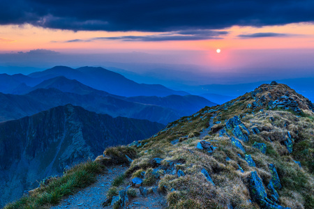 南喀尔巴阡 fagaras 山上的日落
