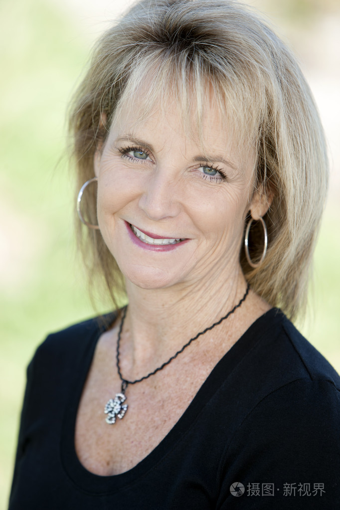 微笑白种人中年女人的形象