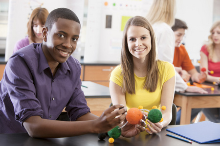 学校的科学。青少年学生在高中科学课堂