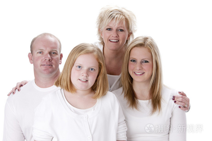 与母亲, 父亲和两个姐妹微笑白种人家庭