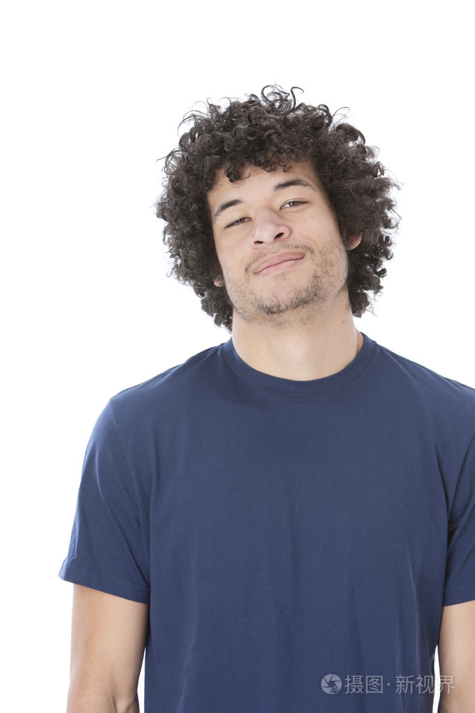 微笑自信或傲慢自大的他脸上的表情的混的血年轻人