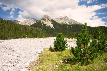 查看山和 klausenpass，瑞士在河