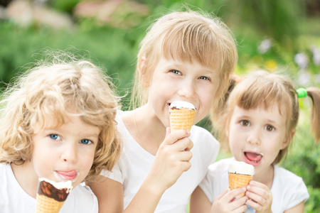儿童吃冰激淋