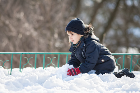 可爱男孩玩雪