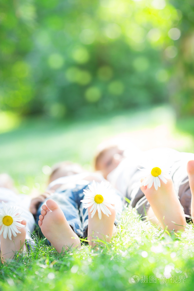 躺在草地上的幸福家庭