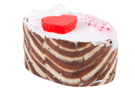 红色的心装饰蛋糕在白色背景上孤立