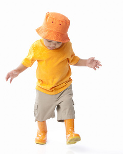 非洲裔美国小男孩穿着明亮的橙色帽子和胶鞋