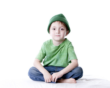 微笑白人小男孩穿着一件绿色的衬衫