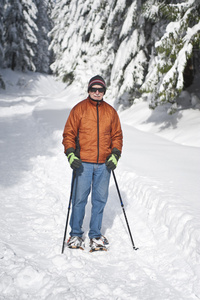 高级男子雪地行走