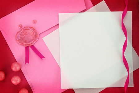 纸卡和粉红色信封封蜡印章
