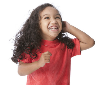 微笑混合种族小女孩用长长的头发和明亮的红色衬衫