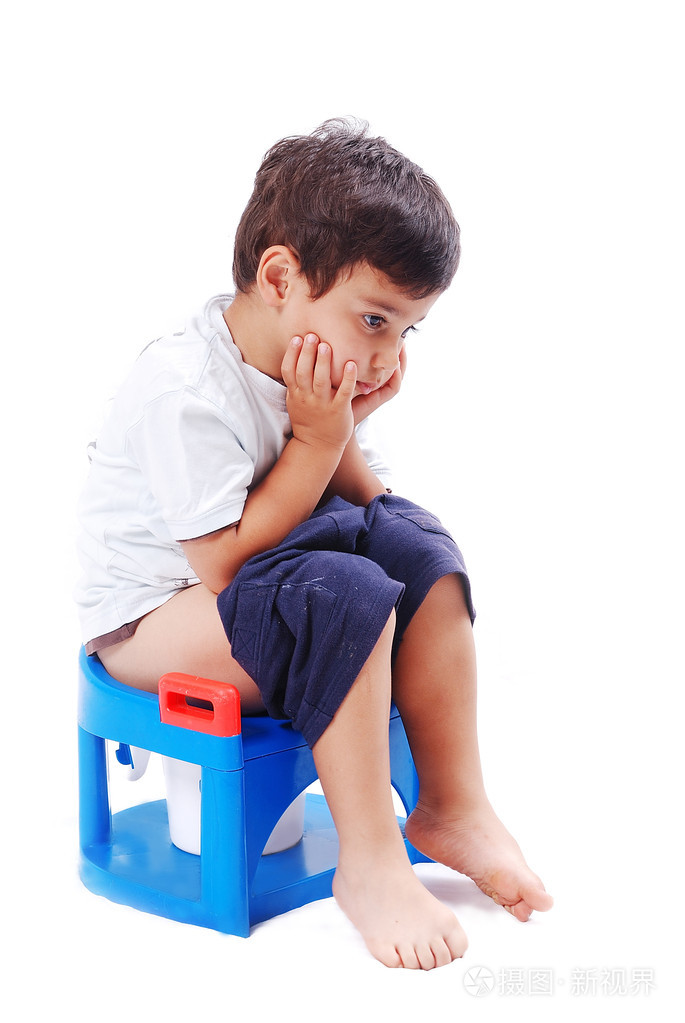 坐在马桶上的孩子照片-正版商用图片1bppo8-摄图新视界