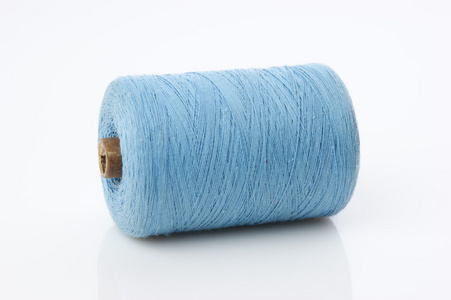 蓝色螺纹背景在白色背景上的蓝色螺纹线轴照片