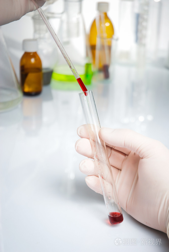 试管与孤立的蓝色液体