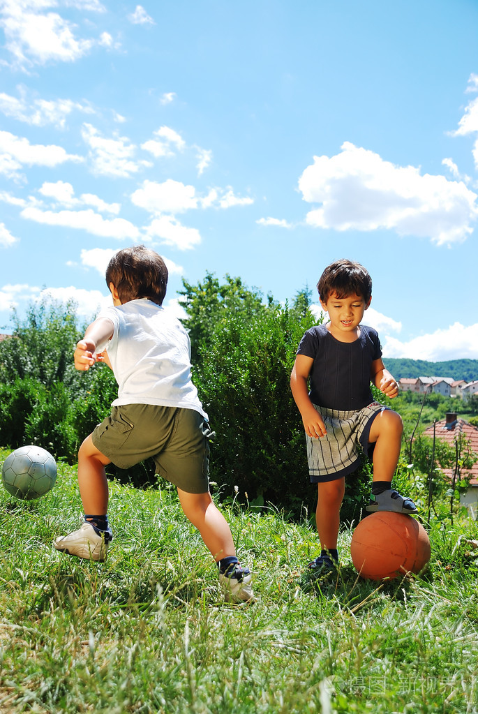 两个小孩与篮球和足球照片-正版商用图片1bpt29-摄图新视界