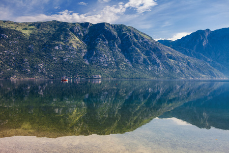 美丽的小山和海景