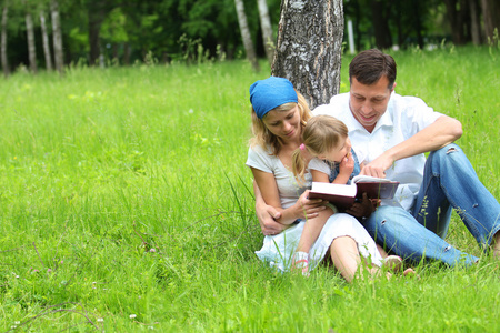 家庭与一个年幼的女儿读圣经 