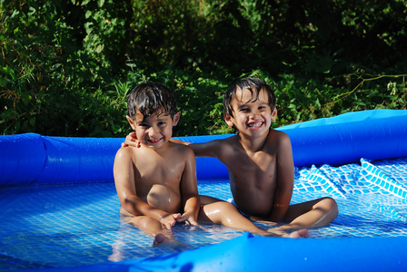 在夏天的游泳池孩子活动