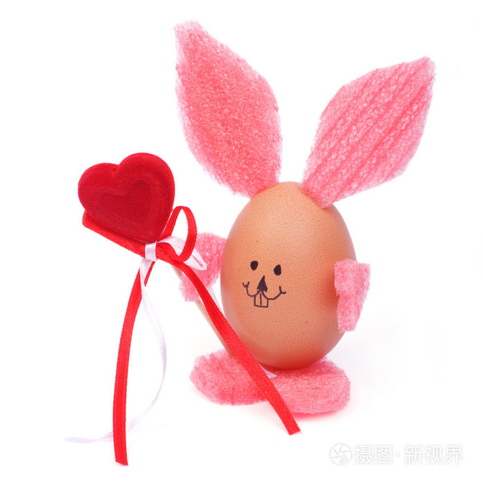 与孤立的心形复活节彩蛋兔