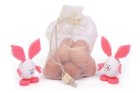 复活节兔子蛋壳和一袋鸡蛋隔离
