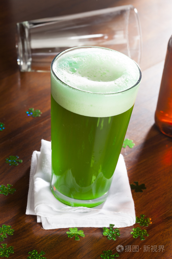 圣帕特里克日染绿啤酒