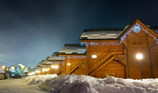 在晚上的滑雪小木屋