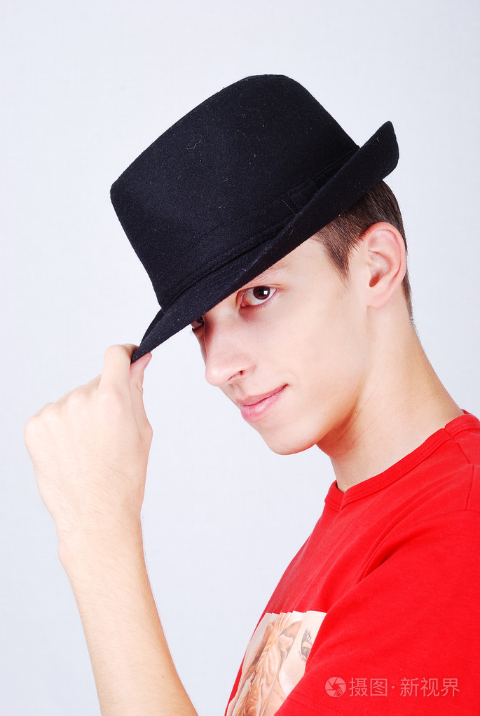 年轻模特戴着帽子对头部和你好的表达