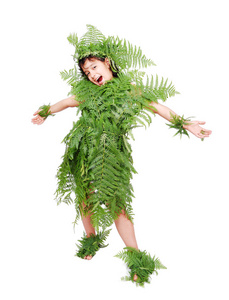 漂亮的小女孩穿着绿色的植物枫叶