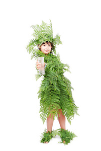 漂亮的小女孩穿着绿色的植物枫叶
