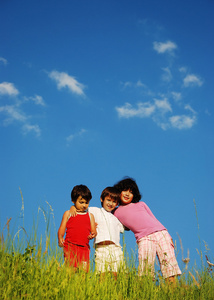 对蓝蓝的天空的绿色草地上的快乐难忘童年