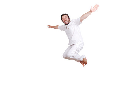 快乐穿白衣服的青年男子跳跃的孤立