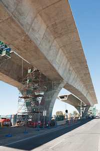 正在重建路