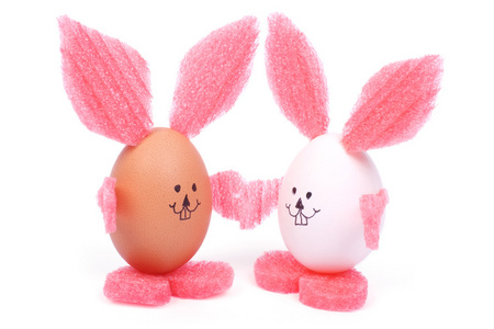 两个复活节小兔子手牵手做的鸡蛋隔离