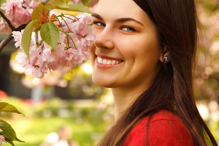 迷人的幸福微笑自然花园樱桃树中的年轻女孩
