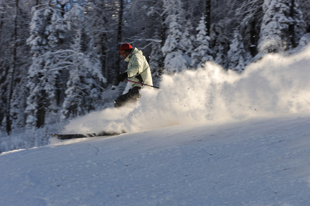 在滑雪胜地，在快速运动，极端体育 blured 滑雪滑雪