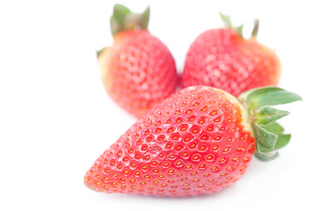 大红色的草莓上白色隔离
