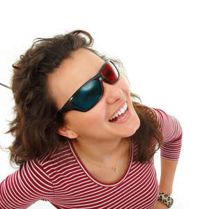 快乐与孤立在白色的 3d 眼镜的年轻女孩