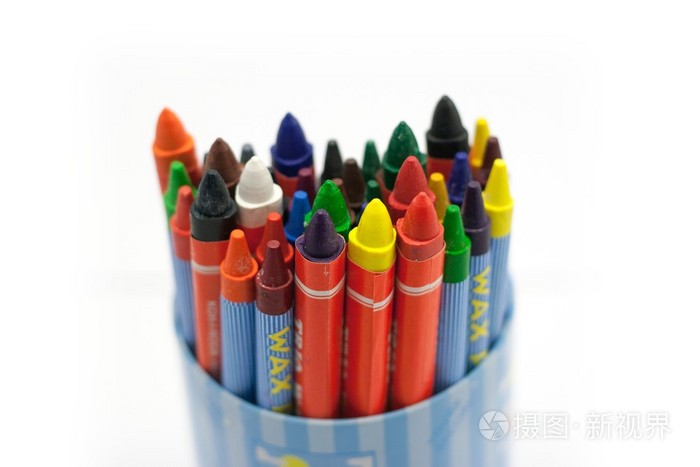 在白色背景上的杯子彩色蜡笔