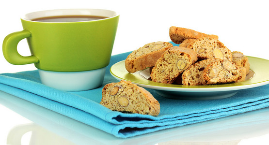 芳香饼干 cantuccini 和杯咖啡上白色隔离