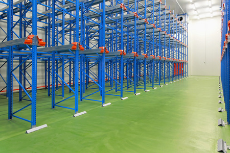 新的空仓库照片