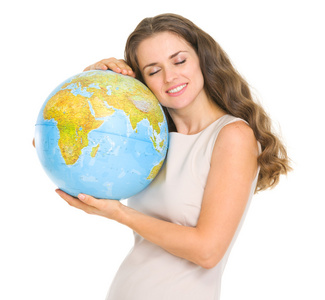 快乐的年轻女人拥抱地球