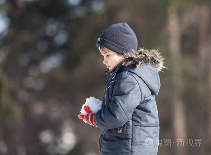 可爱男孩玩雪