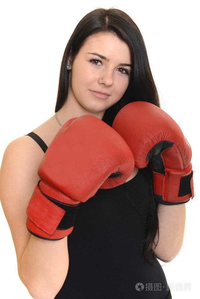 年轻漂亮的女人和拳击手套在体育锻炼上白色隔离
