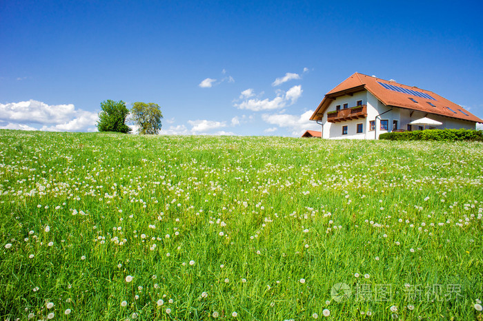家庭的房子在夏天风景